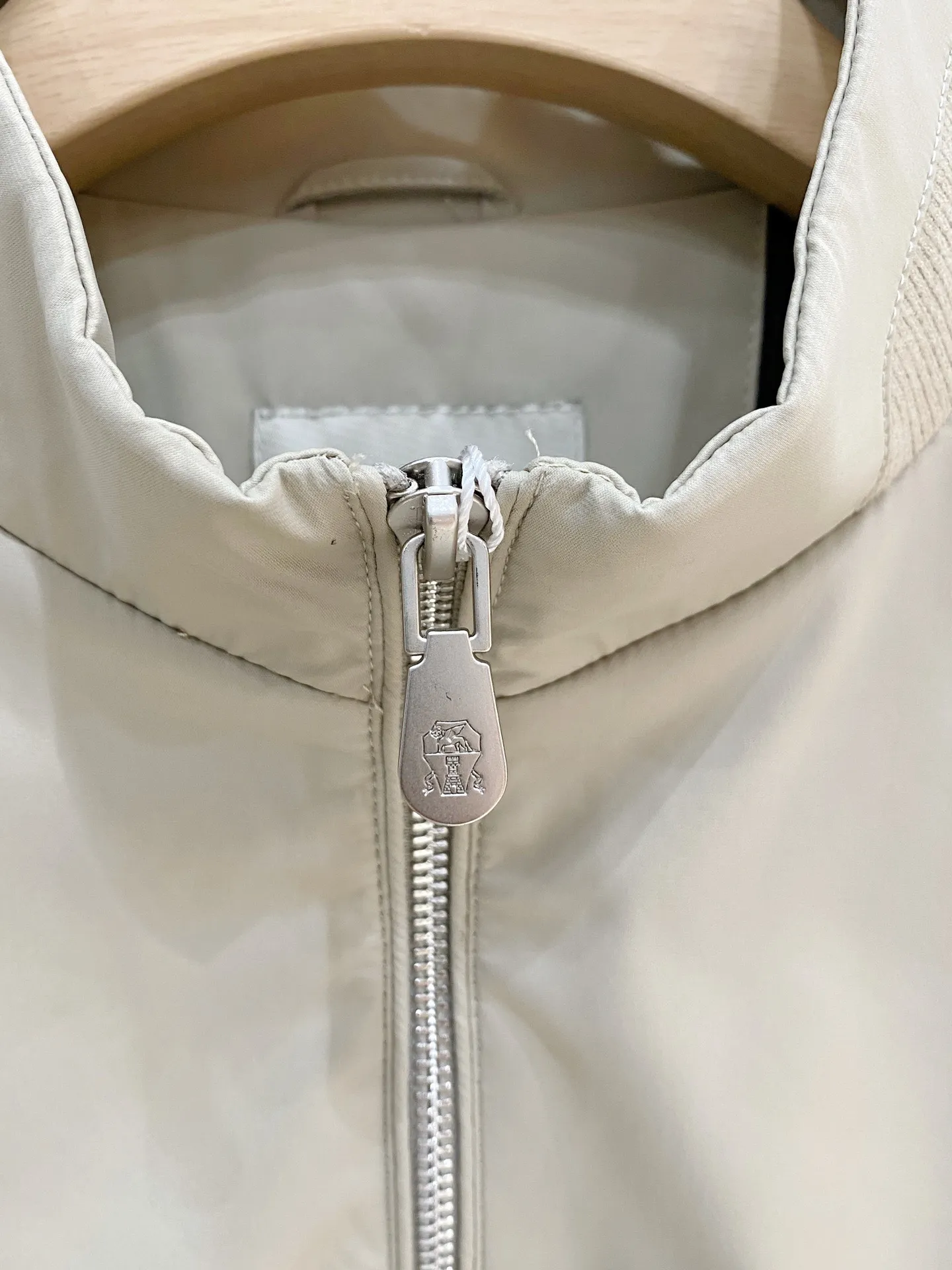 BC Spliced ​​Knit Sleeve Baseball Jacket Style: Classic baseball stand collar short version, H-shaped fitting cut, not tight or bloated. The body of the garment is neat, with knitted ribbed collar, cuffs and hem, and a certain amount of elasticity, allowing for freedom of movement. It is suitable for both business and leisure, and fits most men's body shapes. Fabric: The body is made of smooth and crisp windproof fabric, which is wrinkle-resistant and easy to care for; the sleeves are made of fine vertical grain knitted fabric, which combines softness and hardness, taking into account the stiffness and softness of wearing. The upper body is Lightweight, suitable for spring and autumn. Craftsmanship: The splicing of the body and knitted sleeves is smooth and the transition is natural; the metal zipper is smooth and smooth, and the side pockets are equipped with metal snaps for safe storage. The ribbing is dense and not easy to deform, the whole piece is neatly routed, and there are no unnecessary fancy decorations, making it simple and high-end. Color: Navy Blue, Black, Cream White, Army Green, four colors, low saturation and calm color, suitable for suit trousers, casual pants, jeans, and Versatile. Sizes:M-4XL